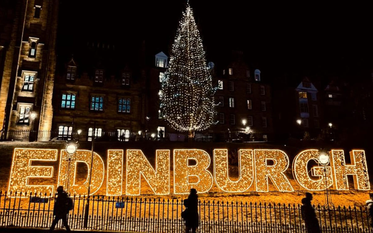Christmas Markets: Edinburgh | Photo Credit: Travel the world and Smile Happy travelling with Davie