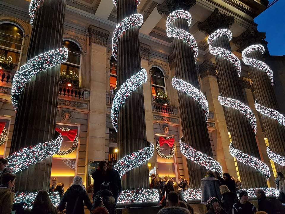 Christmas Markets: Edinburgh | Photo Credit: Travel the world and Smile Happy travelling with Davie