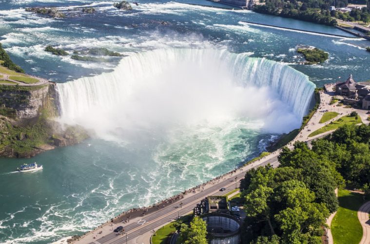 Niagara Falls picturesque waterfalls